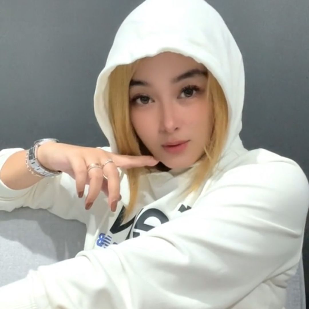 TOP 1 HOST JUST ME AGENCY MEI 2026